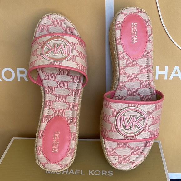 MICHAEL KORS SADLER WEDGE
MK OUTLINE JQD/EMB MK
TEA ROSE
49S3SDFA1Y
New - Picture 13 of 16